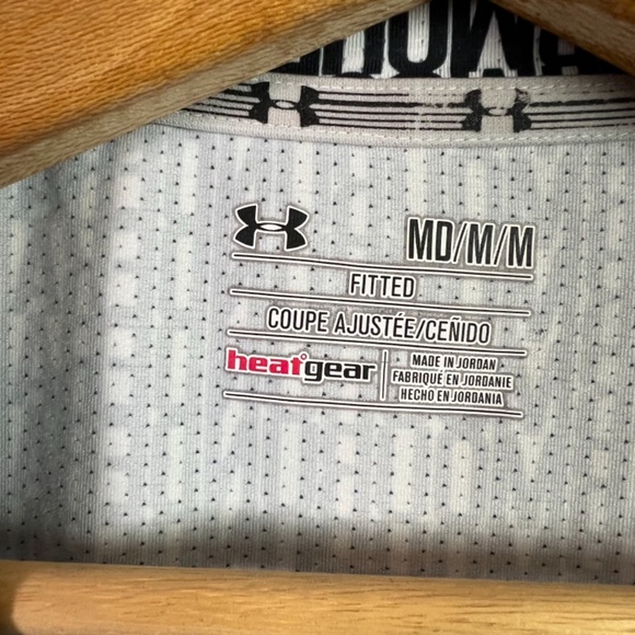 Under Armour Women’s Black and White V Neckline Active Tee Shirt Size Medium - Picture 3 of 4